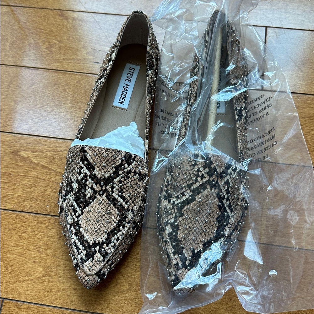 Brand new never worn Steve Madden tan snake flats
